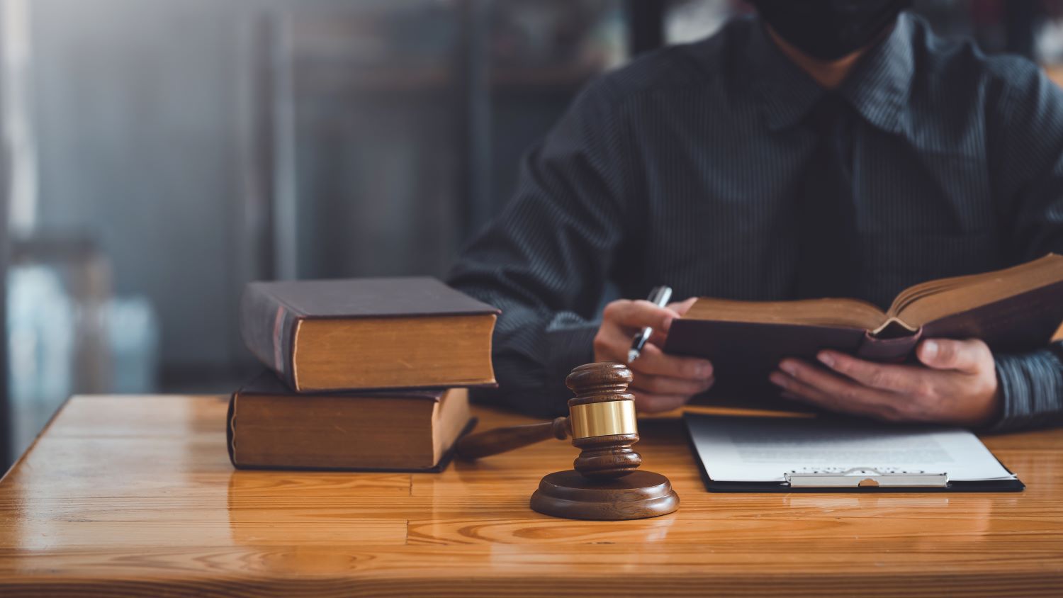 Advogada trabalhando em documento no escritório